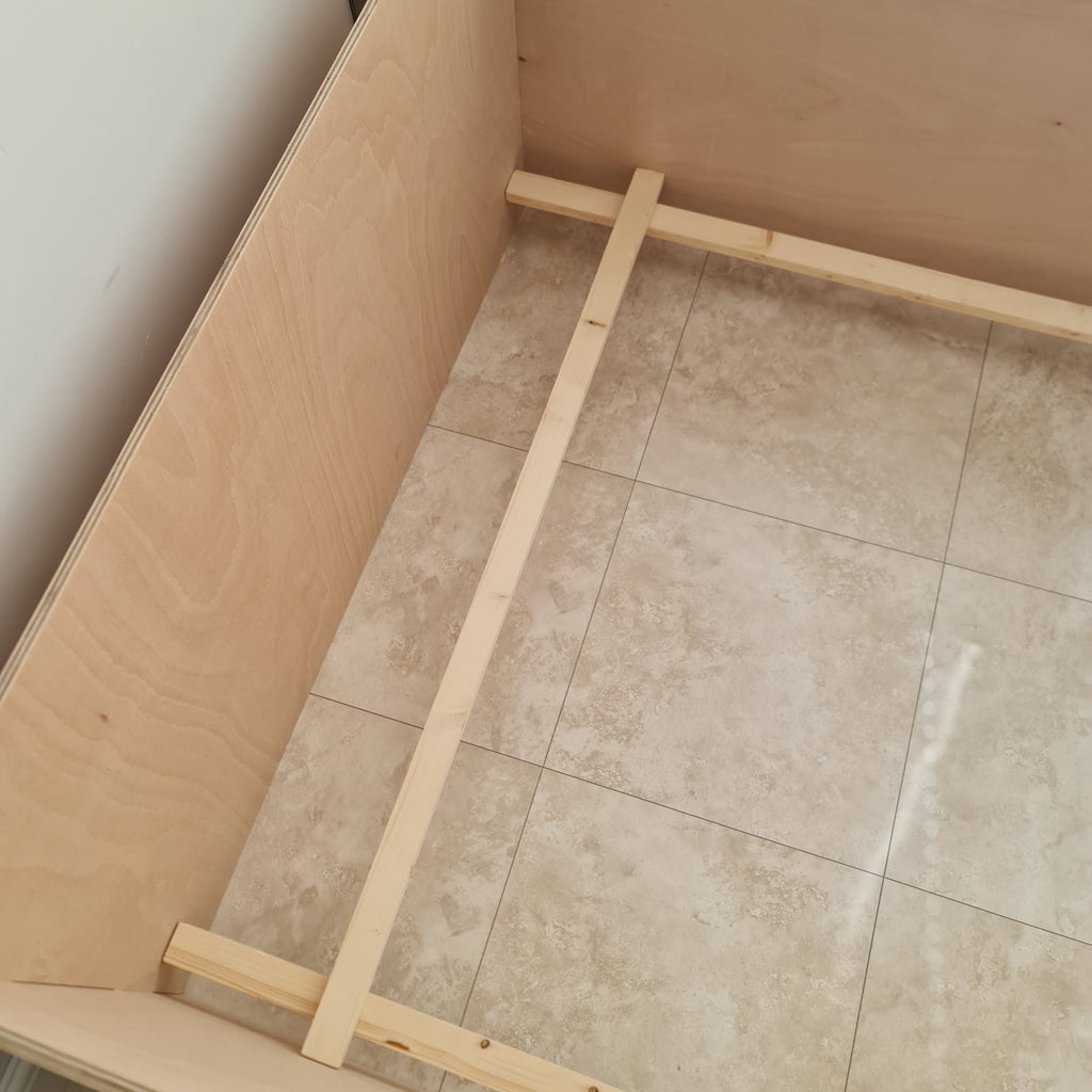 Adjustable Safety Rails on Large Dog Whelping Box