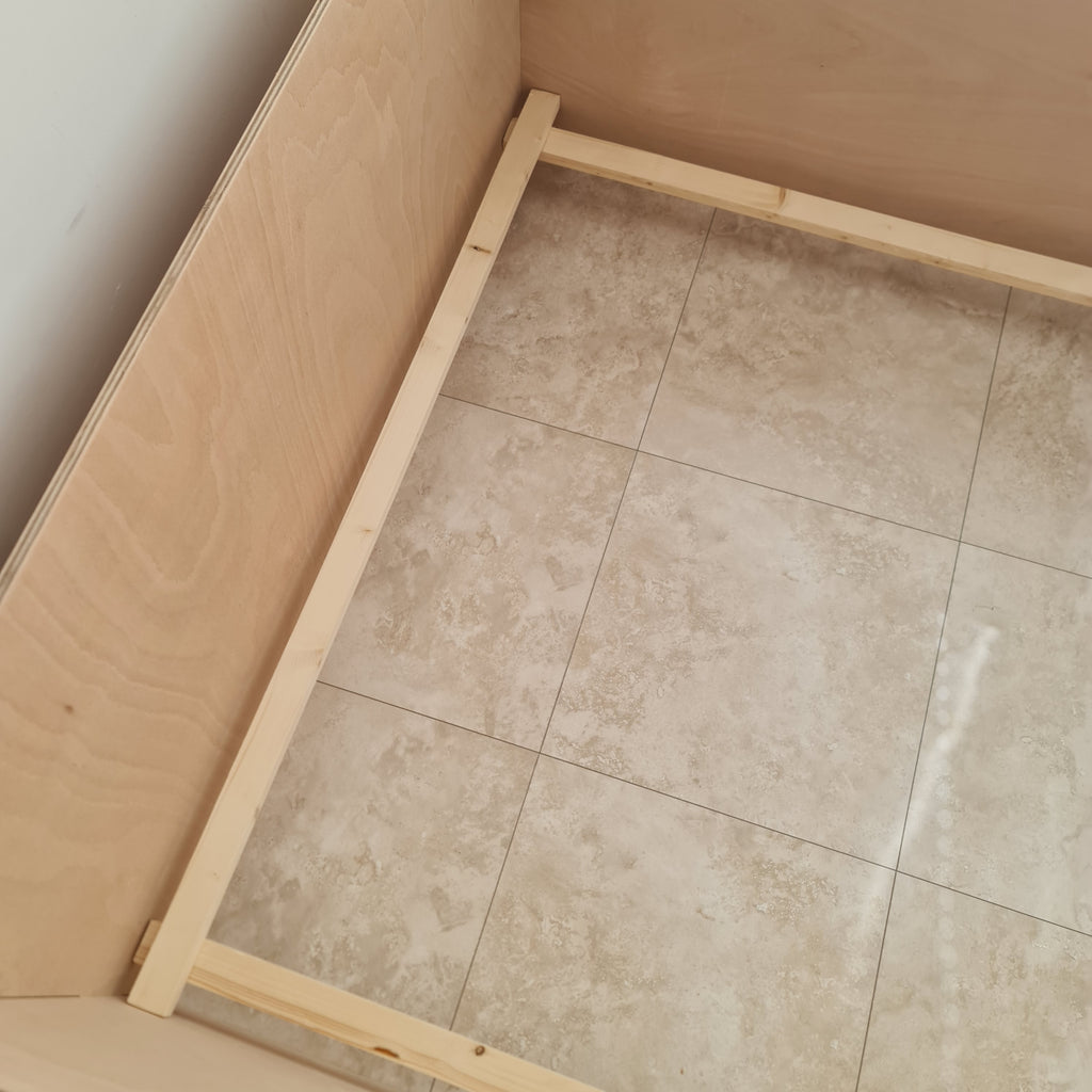 Durable Dog Whelping Box with Mortise and Tenon Joints