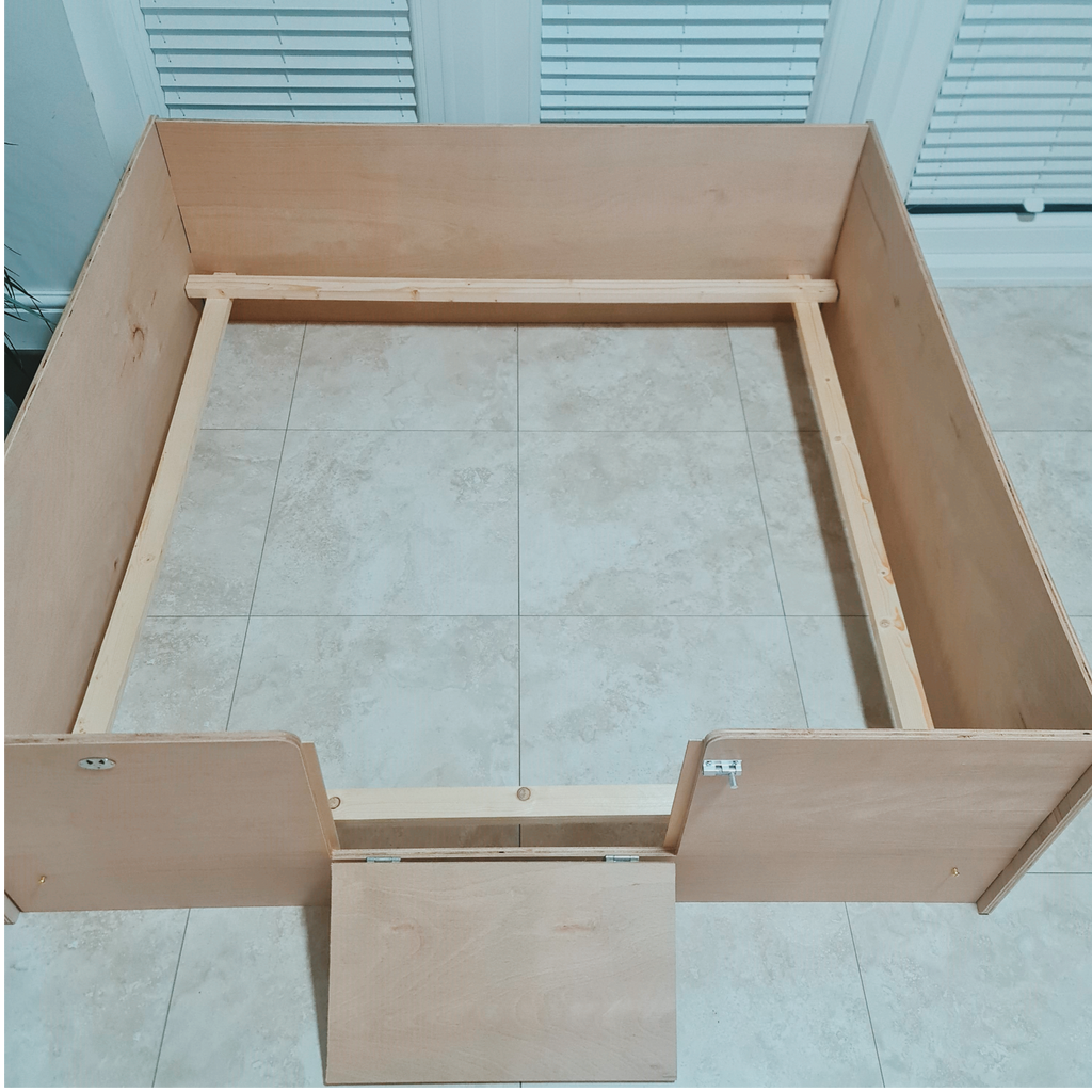 Extra-large whelping box with spacious design, ideal for bigger dog breeds and multiple puppies