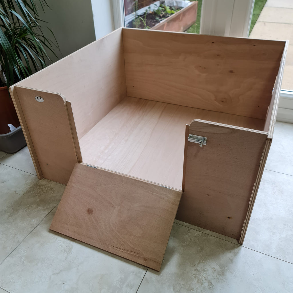 Premium dog whelping box made of high-quality plywood