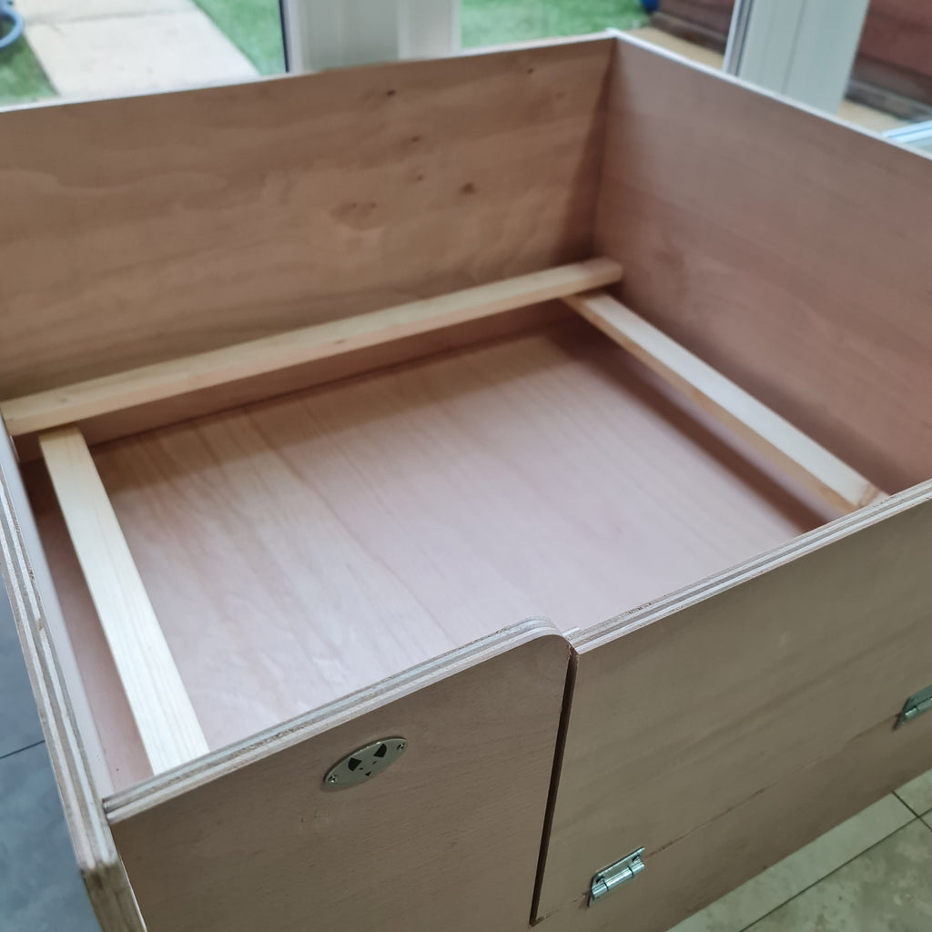 Dog whelping box featuring removable and adjustable safety rails