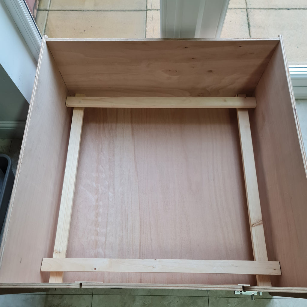 Smooth and easy-to-clean floor of the dog whelping box for hygiene
