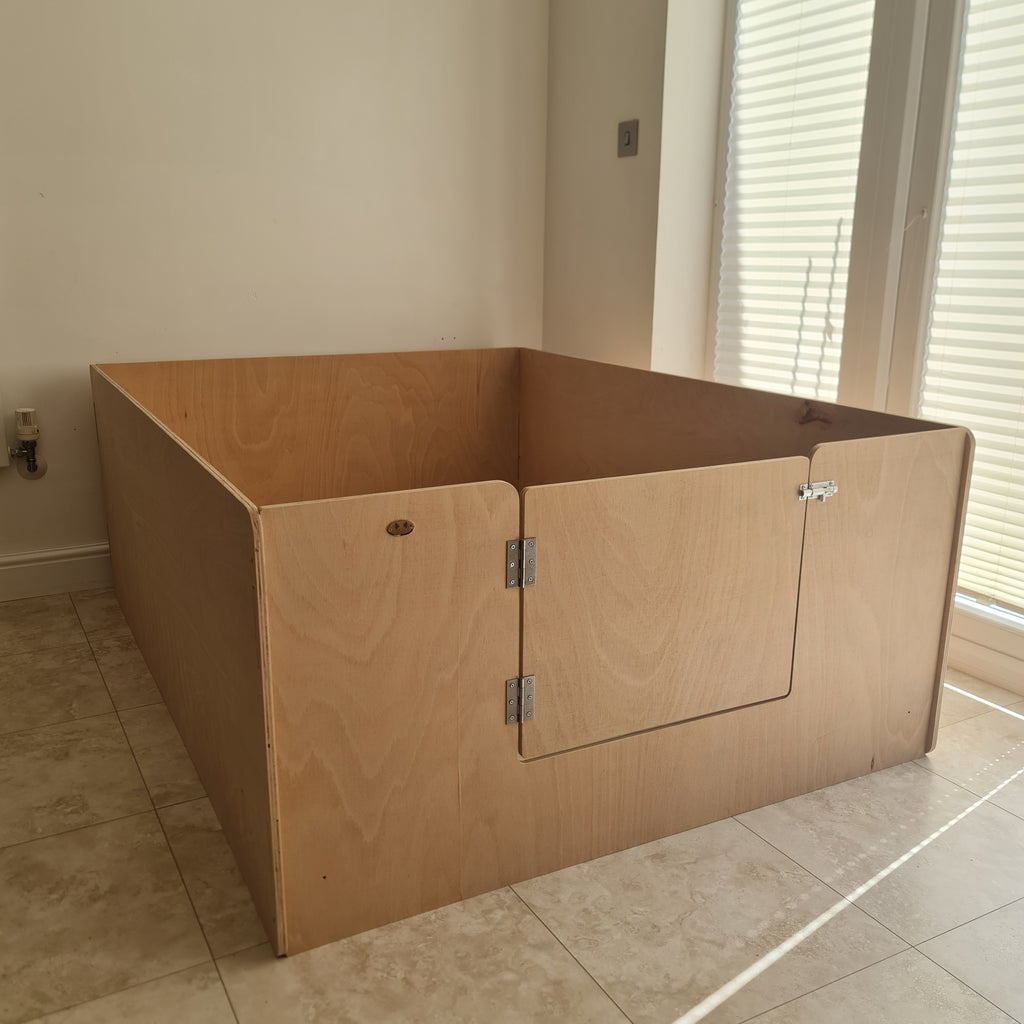 Spacious Whelping Box for Large Dogs with Lockable Entrance